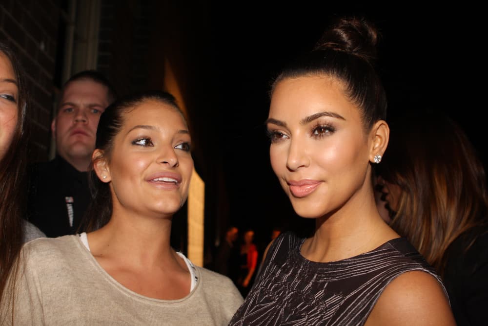 Capa de escorpião une Elizabeth Taylor, Kim Kardashian e Kris Jenner em nova série