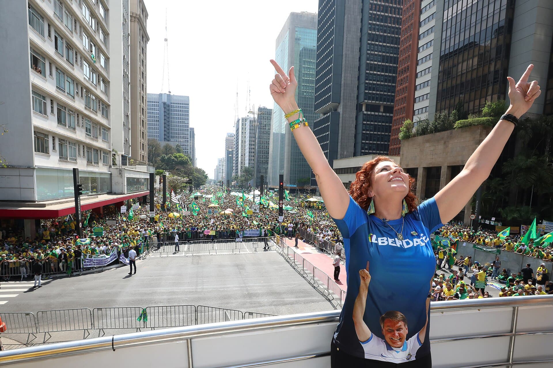 Carla Zambelli enfrenta vaias e apoio em votação na Itália