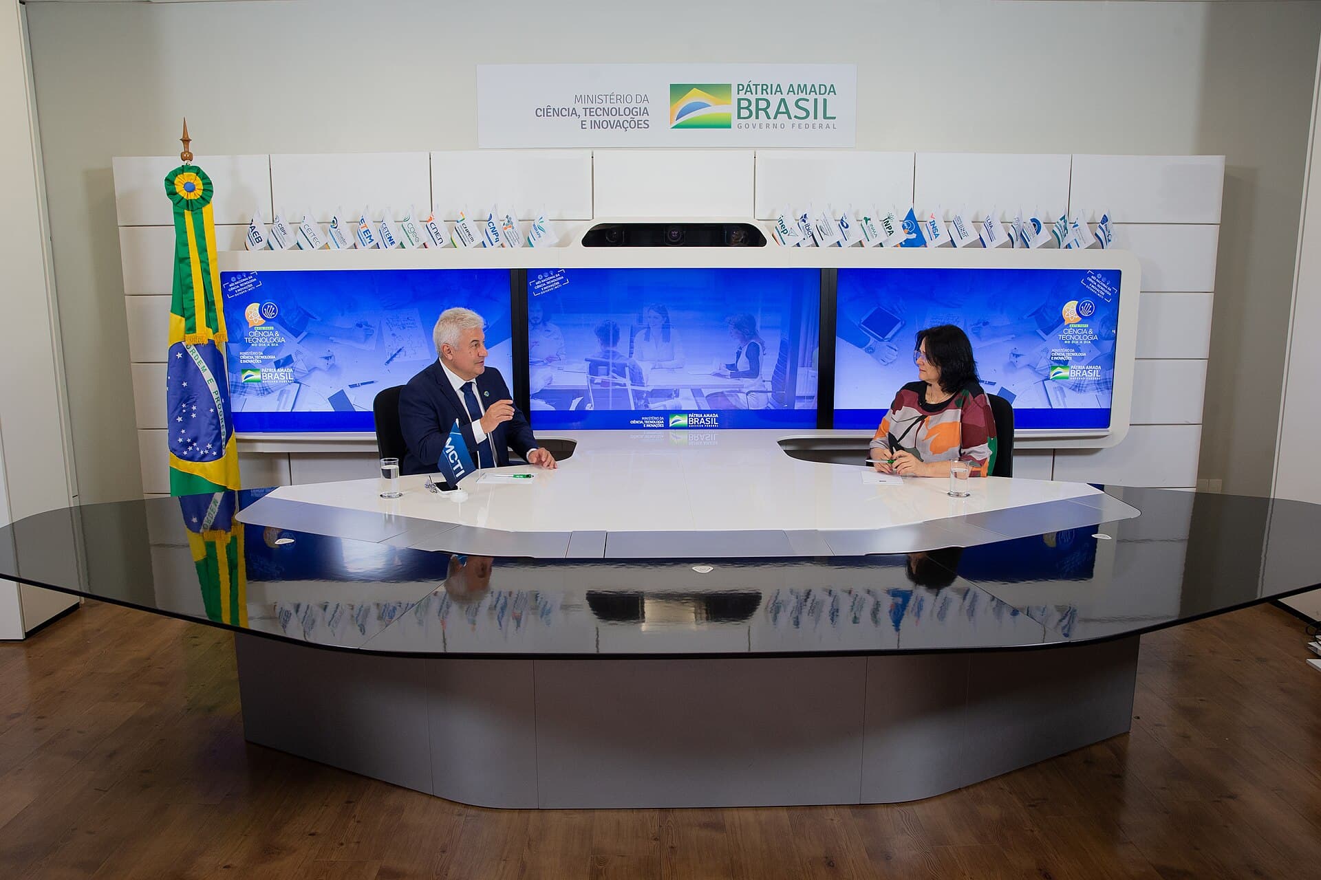 Damares Alves pede investigação sobre van do MEC usada em campanha de Lula