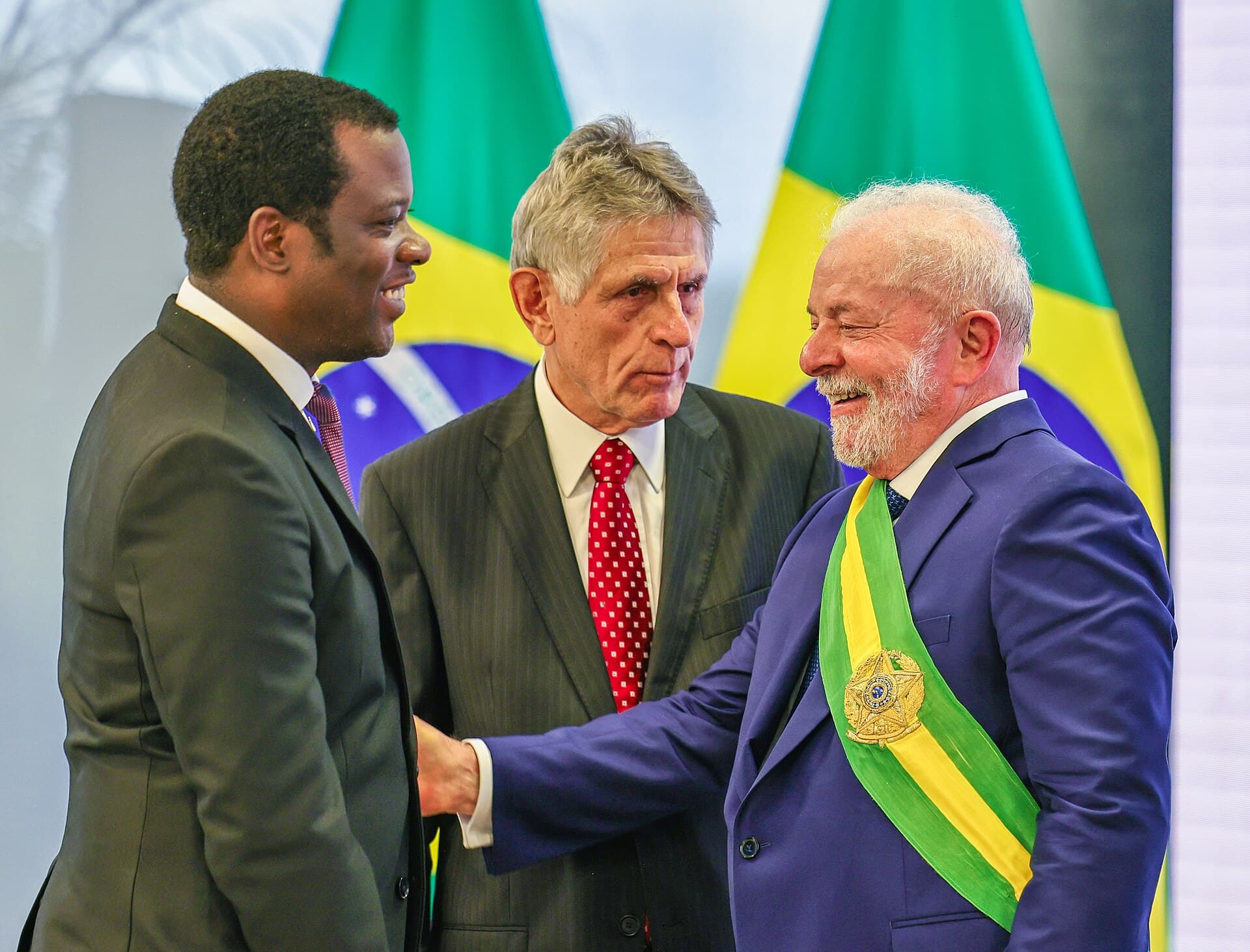 Lula e Flávio Bolsonaro disputam votos de 48,7 milhões de eleitores ausentes