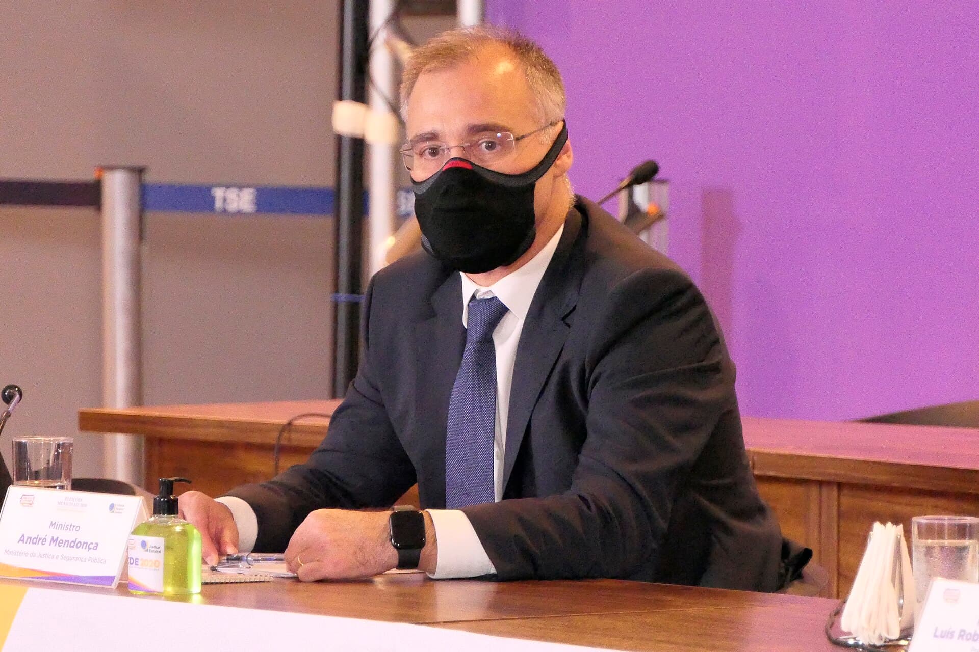 Mendonça afirma que Lula e Flávio Bolsonaro podem abrir sigilos sem aval do TSE