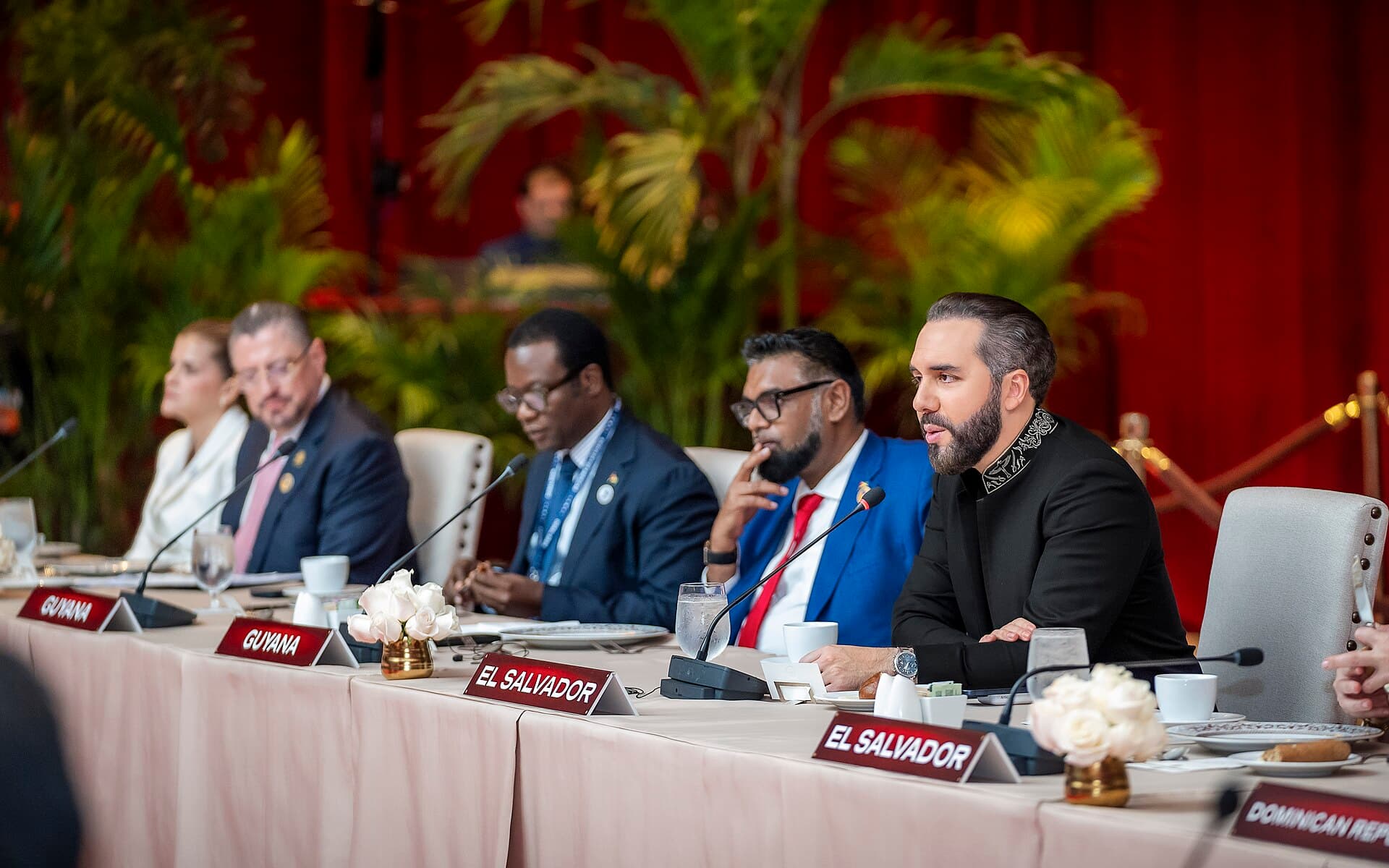 Nayib Bukele parabeniza Lula pela reeleição no dia da eleição
